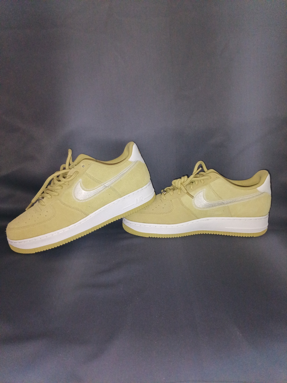 Nike Men’s Low-Top Sneakers in Pale Yellow with Silver Swoosh